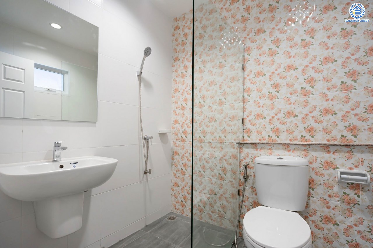 บ้านเดี่ยวมือสองนนทบุรี โครงการ นนทรีฟลอร่า ปิ่นเกล้า-ศาลายา เนื้อที่ 52.5 ตร.ว. ฟังก์ชัน 3 ห้องนอน 3 ห้องน้ำ จอดรถได้ 2 คัน ส่วนกลางครบครัน ตอบโจทย์ทุกครอบครัว บนทำเลเดินทางสะดวก เชื่อมต่อถนนบรมฯ ใกล้เซ็นทรัลปิ่นเกล้า และจุดขึ้นทางด่วนศรีรัช